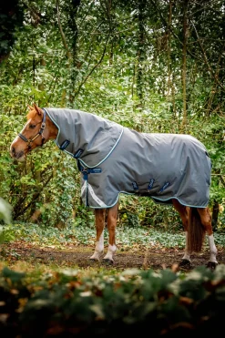 Online horseware Amigo Bravo 12 Plus utedekken med avtakbar hals, 400g Shadow/Navy&BlueHaze