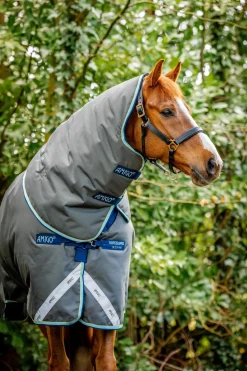Online horseware Amigo Bravo 12 Plus utedekken med avtakbar hals, 400g Shadow/Navy&BlueHaze