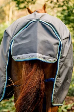 Online horseware Amigo Bravo 12 Plus utedekken med avtakbar hals, 400g Shadow/Navy&BlueHaze