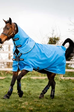 Online horseware Amigo Hero 900 Plus utedekken med avtakbar hals, 200 gram DaphneBlue/Black/White