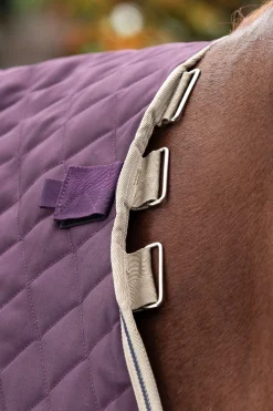 New horseware Amigo Stable Plus stalldekken med avtakbar halsdel, 200g Fig/Navy/Tan