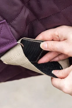 New horseware Amigo Stable Plus stalldekken med avtakbar halsdel, 200g Fig/Navy/Tan